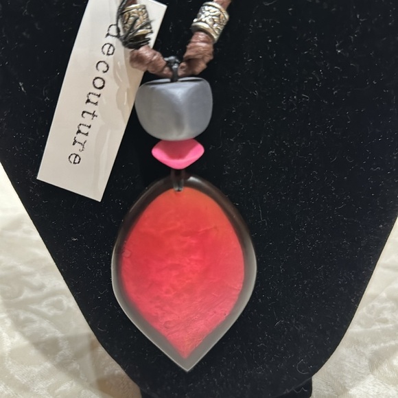 NWT decouture Adjustable Drop Leaf Pendant Necklace - Picture 2 of 8